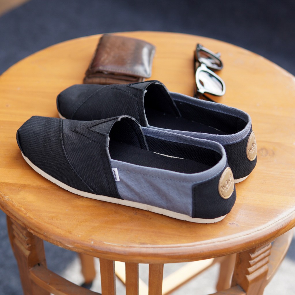 BISA COD- SEPATU WAKAI 008 HITAM ABU SLIP ON FASHION PRIA DEWASA KASUAL SELOP TERBARU