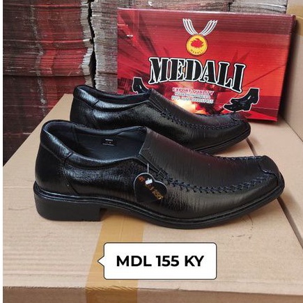 Sepatu kulit pria pantofel sepatu kerja formal tampil lebih keren