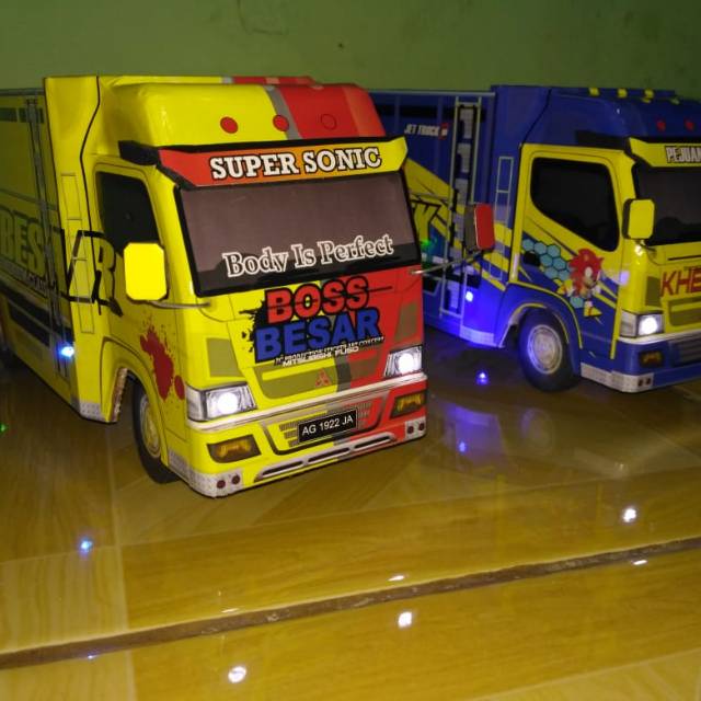 Miniatur truck variasi lampu LED Shopee Indonesia Miniatur truck variasi lampu LED Shopee Indonesia