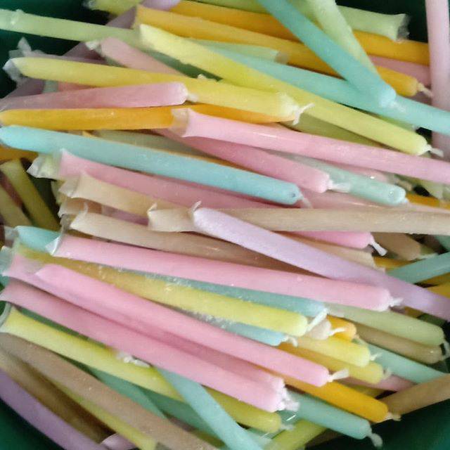 

Plastik es pensil / plastik es pelangi. Ukuran 22 x 1.8 cm. 1/4 kg (sekitar 500 pcs)