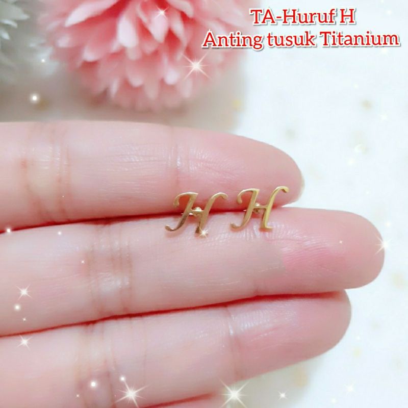 Fourfashion Anting Tusuk Titanium Huruf/Inisial Anti Karat Premium