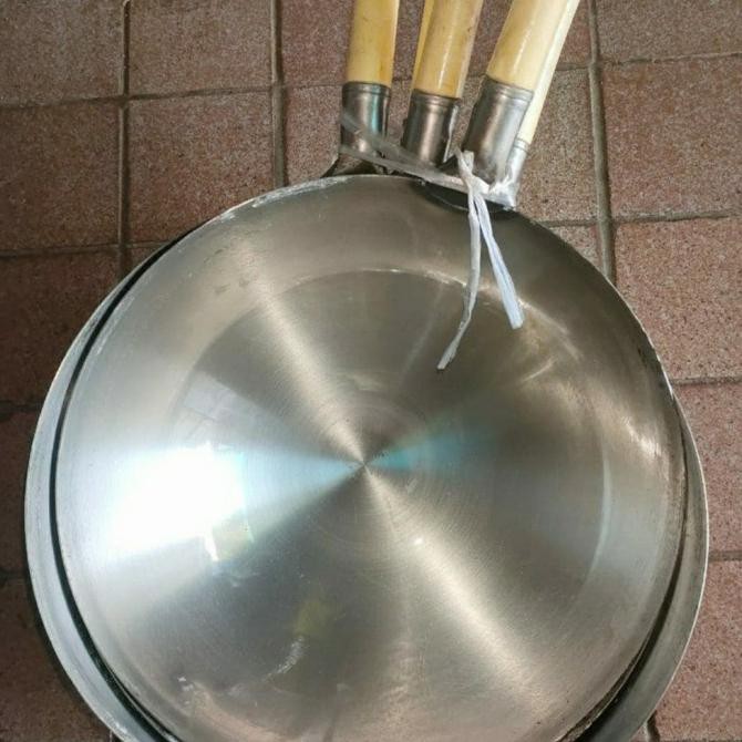 kuali plat baja putih gagang kayu 36 cm