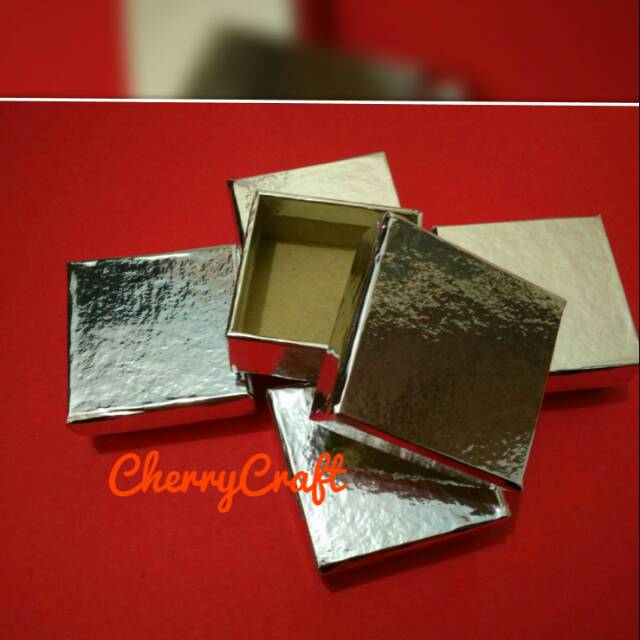 

Kotak Kado Packing Gift Box ukuran 7x7x3 cm Cover Silver Glossy