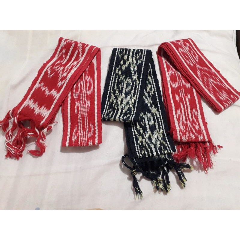 Ikat kepala tenun etnik dayak