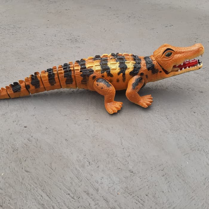 Mainan robot buaya berjalan boneka crocodile