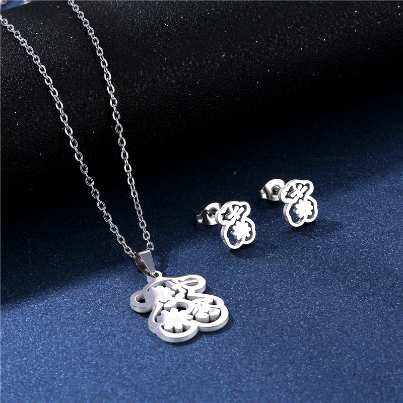 Set Kalung Anting stud Bahan Stainless steel Bentuk Beruang Bunga glossy Untuk Wanita