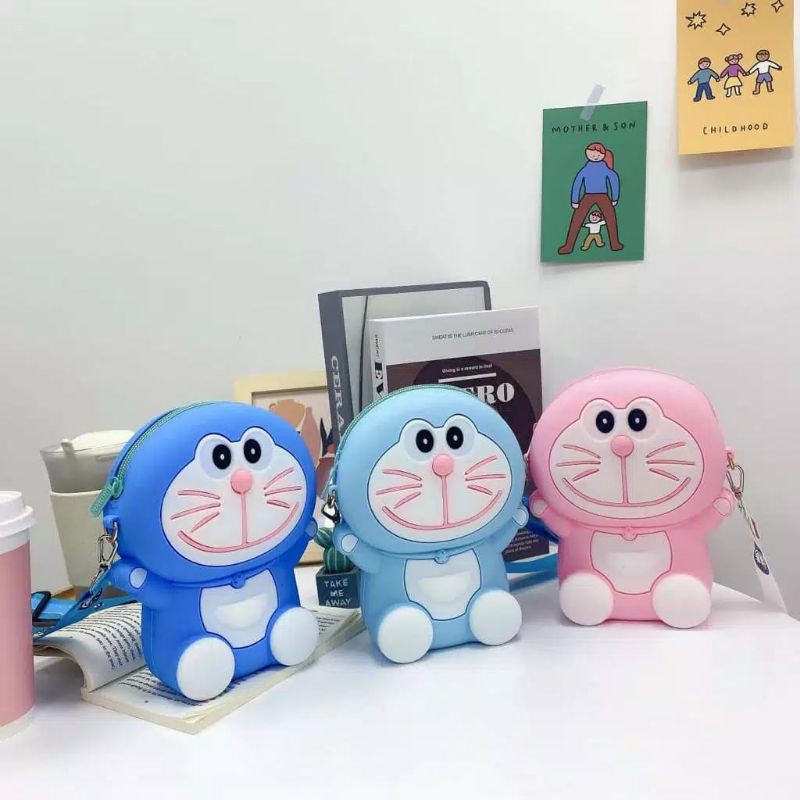 Laristerus79⭐⭐⭐⭐⭐TAS JUMBO DORAEMON jelly rubber karakter dewasa anak selempang anti air Ori import