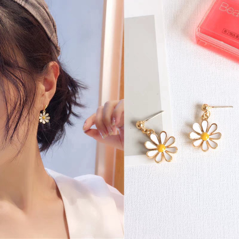 Anting Stud Desain Bunga Matahari Daisy Warna Kuning Putih Bahan Alloy Gaya Korea Untuk Wanita