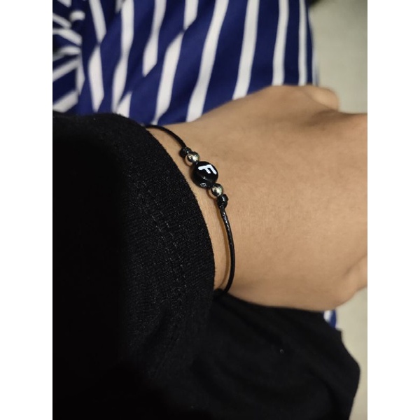 Gelang Serut Inisial / Gelang Inisial Huruf Bulat Hitam / Gelang Huruf Anti air / Initial Bracelet / Gelang Manik Simple / Gelang Tangan Wanita Gelang Tali Wanita