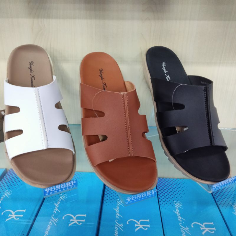 YONGKI KOMALADI /SANDAL WANITA