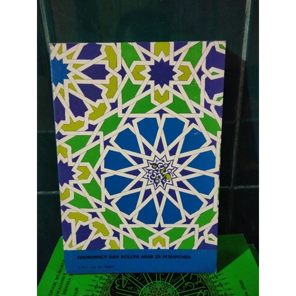 buku original - Hadramaut dan koloni Arab di Nusantara oleh Van den Berg