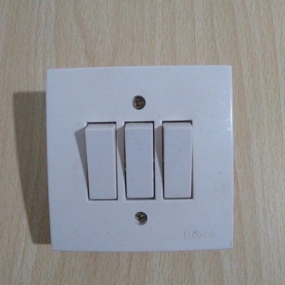 BROCO IB Saklar Triple / Saklar 3