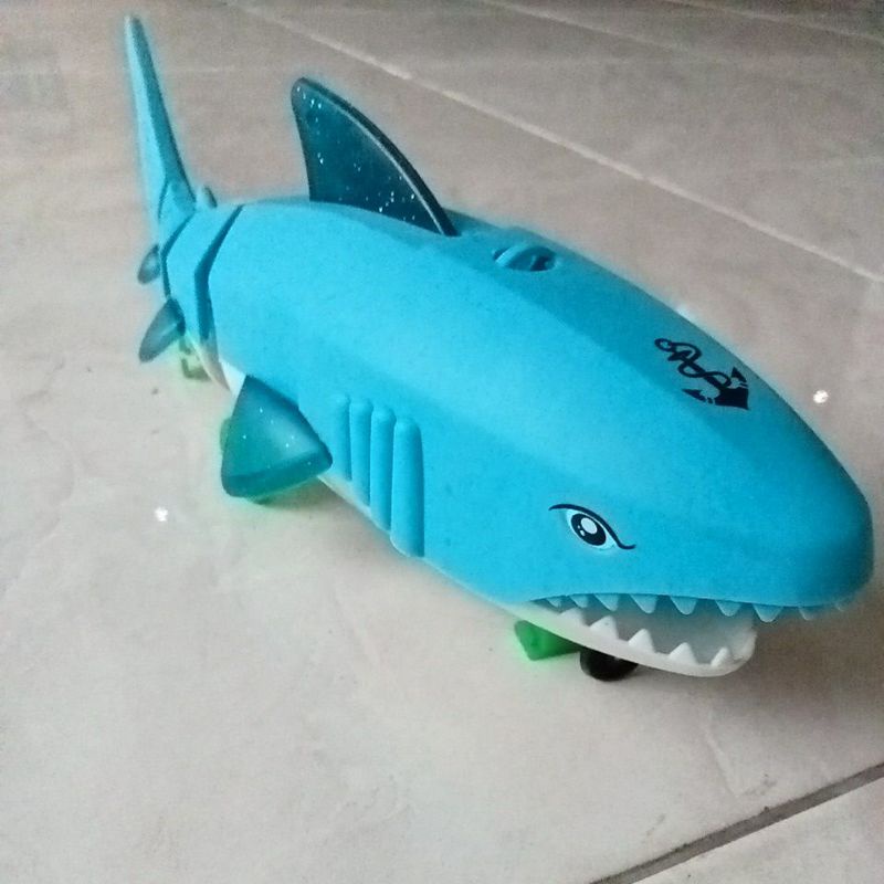 66 - 005194 - Mainan Ikan Hiu bisa gerak jalan bunyi musik baby Shark dan Lampu 66-005194