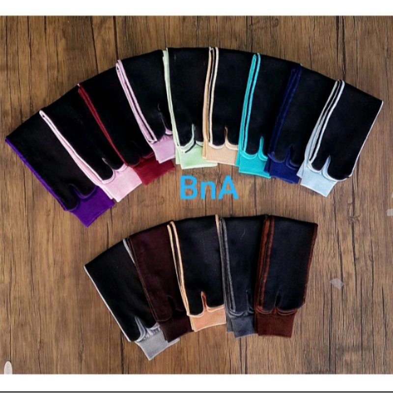 Kaos kaki jari jempol polos tapak hitam wanita muslimah