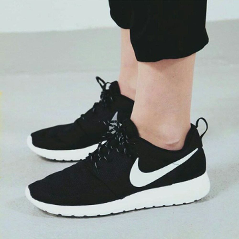 nike roshe run black white