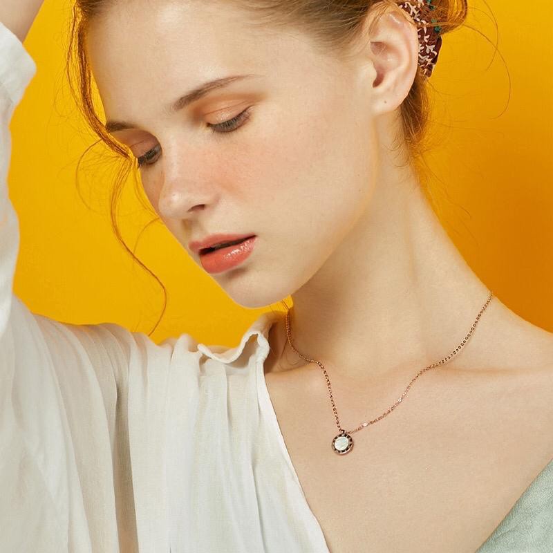 Kalung Titanium Anti Karat Wanita Liontin Bulat Hitam Clover Fashion Korea Dalika