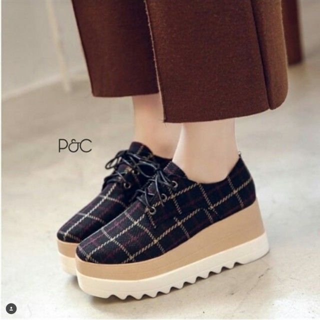 Sepatu Korea Murah Wedges Wanita Motif Kotak Kotak Warna Hitam