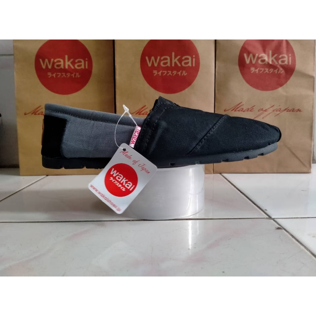 Wakai hitam abu sol hitam sepatu slip on untuk pria dan wanita label Vietnam anti slip