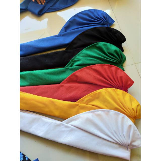 Udeng merah, udeng kuning, udeng biru, udeng Putih, udeng hitam, udeng hijau