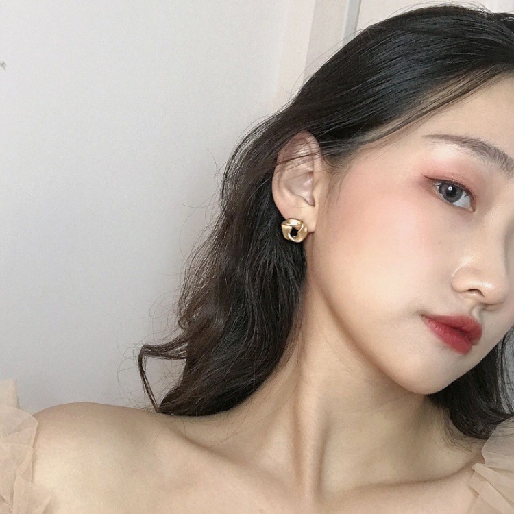 Anting Klip Bentuk Geometris Warna Emas Bahan Metal Untuk Wanita