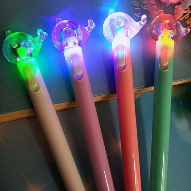 

Pulpen Lampu LED Ikan Paus Bening - Pen Lampu Warna-warni