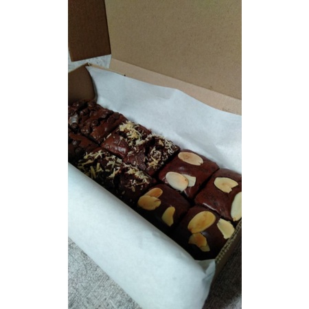 

fudgy brownies 20x10 isi 12bites