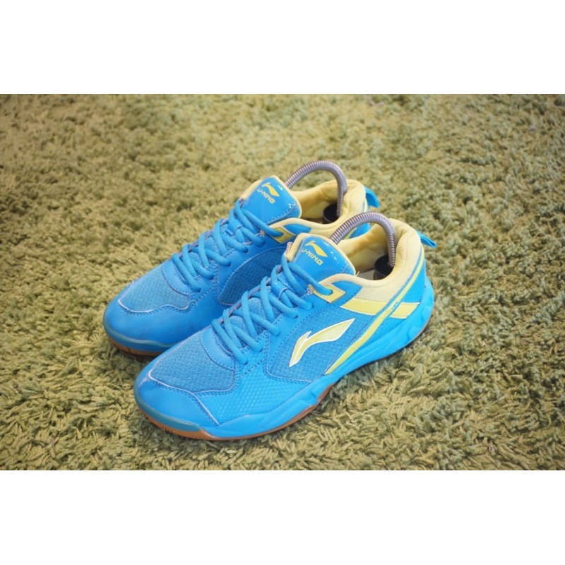 sepatu bekas badminton lining