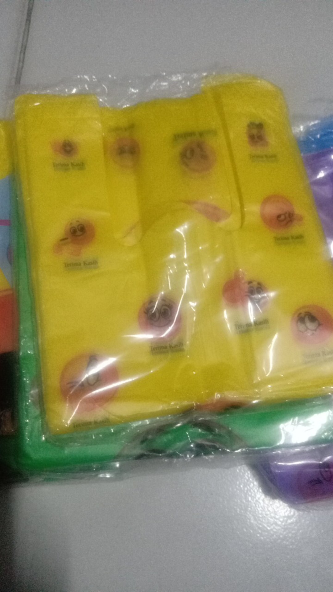 Kantong Plastik Kresek Smiley / Emoji / Emoticon Multicolor Tebal Ukuran 15 X 33 Cm Isi 50 Lembar