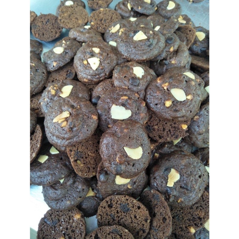 KUKISCIS KUE COKLAT KERING COOKIES CEMILAN BROWNIES COKLAT KERING TOPPING ALMOND 80 GRAM