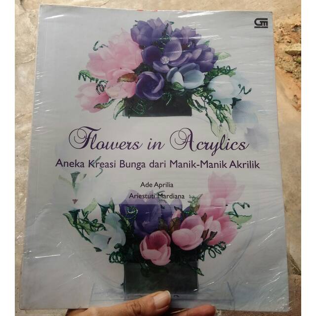 

Buku "Flowers in Acrylics: Aneka Kreasi Bunga dari Manik-manik Akrilik