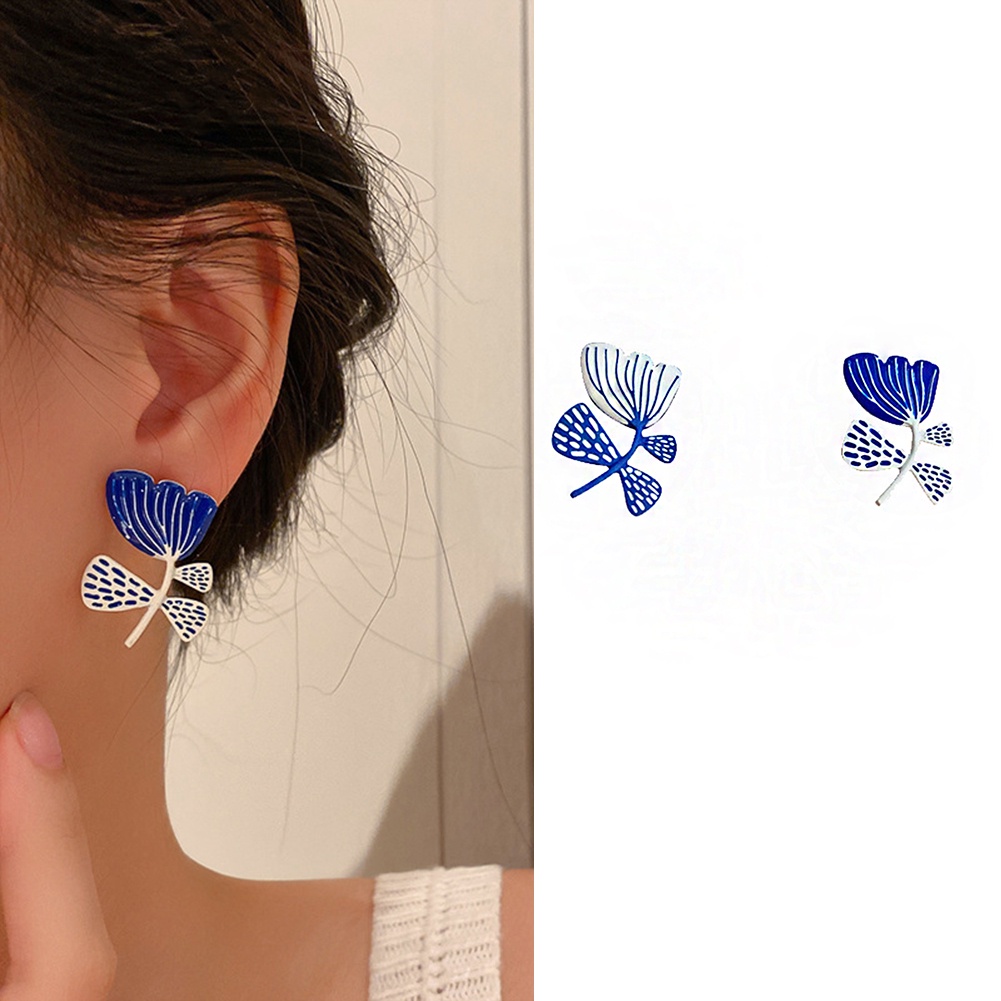 Anting Stud Bentuk Bunga Asimetris Warna Putih Biru