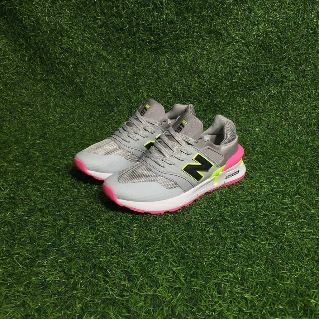 NEW BALANCE 997S WOMENS GREY PINK