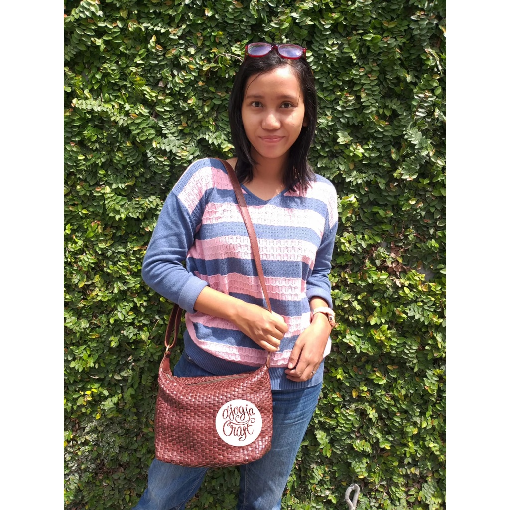 Tas Kulit Selempang Anyam Tikar