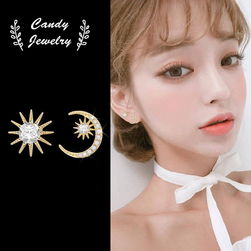 Anting Bentuk Bulan Bintang Asimetris Aksen Zircon Gaya Korea Untuk Wanita