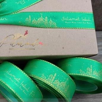 

GALB-239 : Pita Lebaran / Pita Idul Fitri Saten List Emas 1 inch (per - Putih