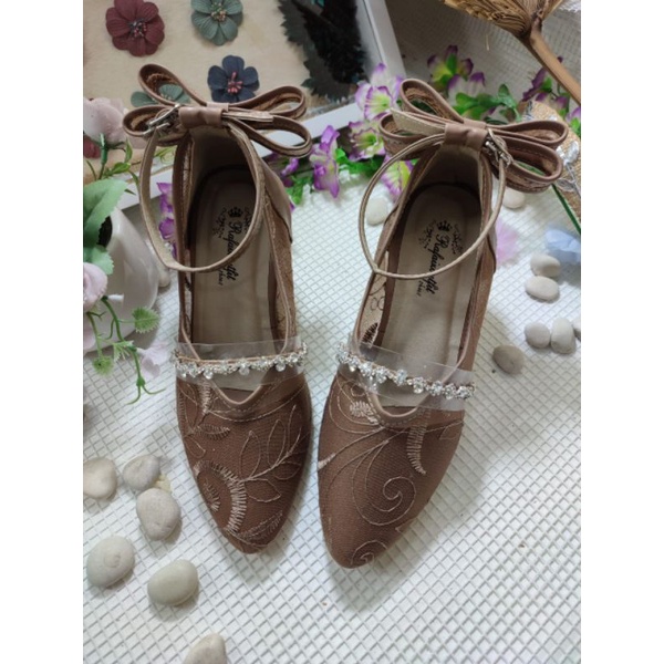 sepatu vilea mocca dengan asesoris dan pita tinggi 7cm tahu