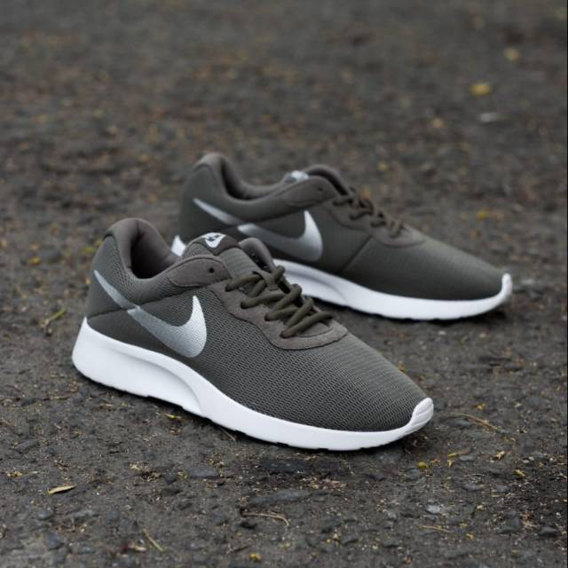 nike tanjun white silver