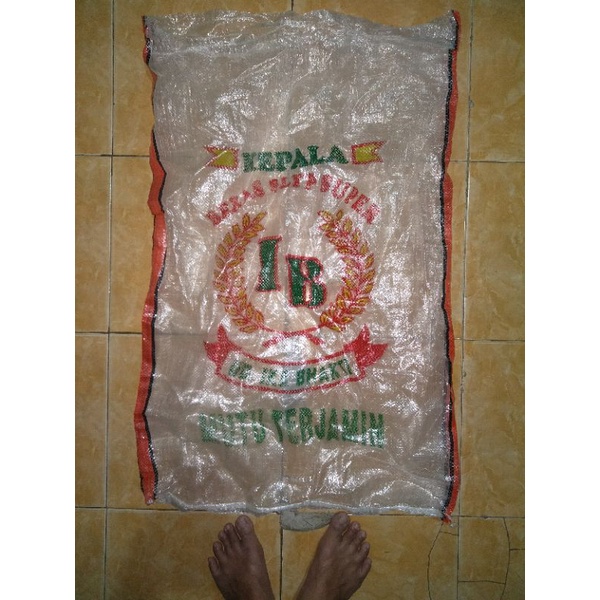 

KARUNG BERAS BEKAS BERAS 50KG BERSIH SATUAN UKURAN KIRA-KIRA 50CMX90CM