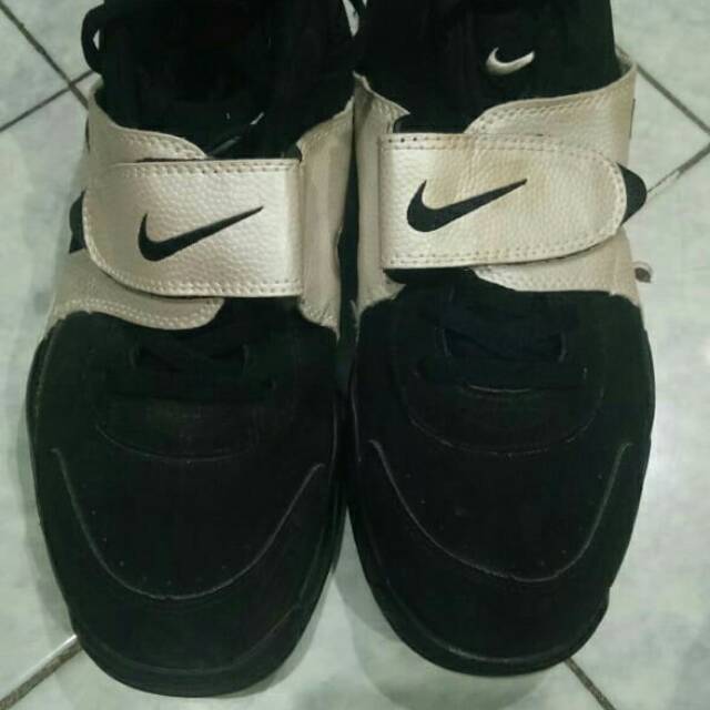Sepatu nike original hitam putih