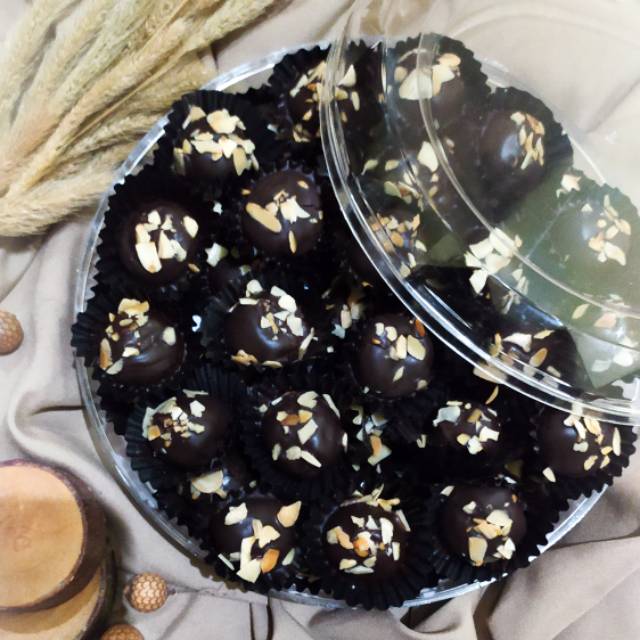 

Kukis Lembut Balut Coklat dengan Toping Almond (Chocolate Coated Cookies with Almond Topping)