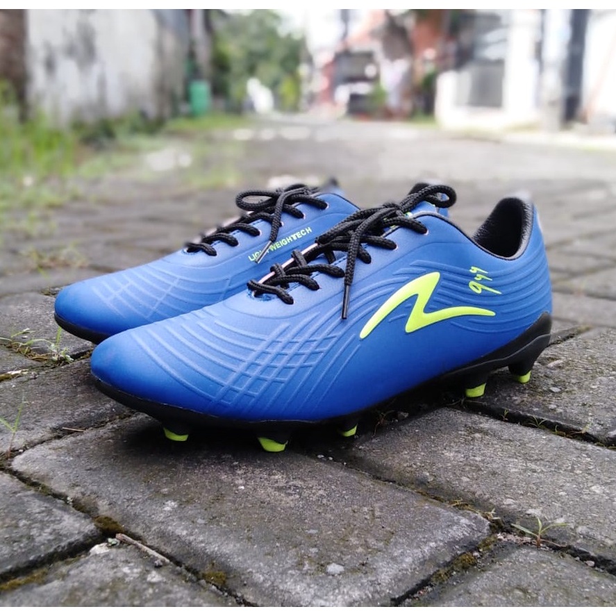 Sepatu soccer untuk bola sintetis nike