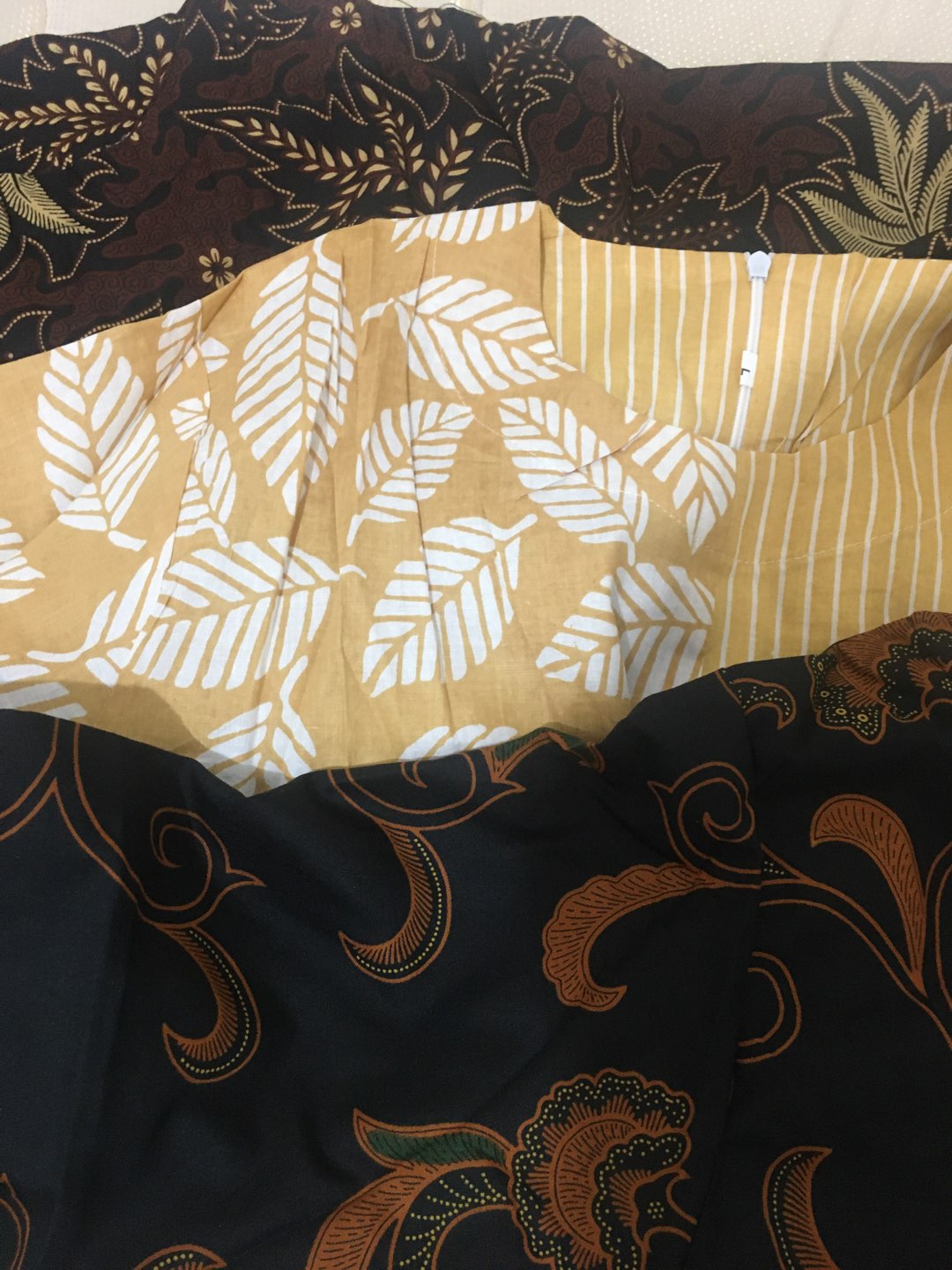 Batik Dianputri | Couple Batik Wanita Blazer Monochrome Motif Garis Seragam Batik