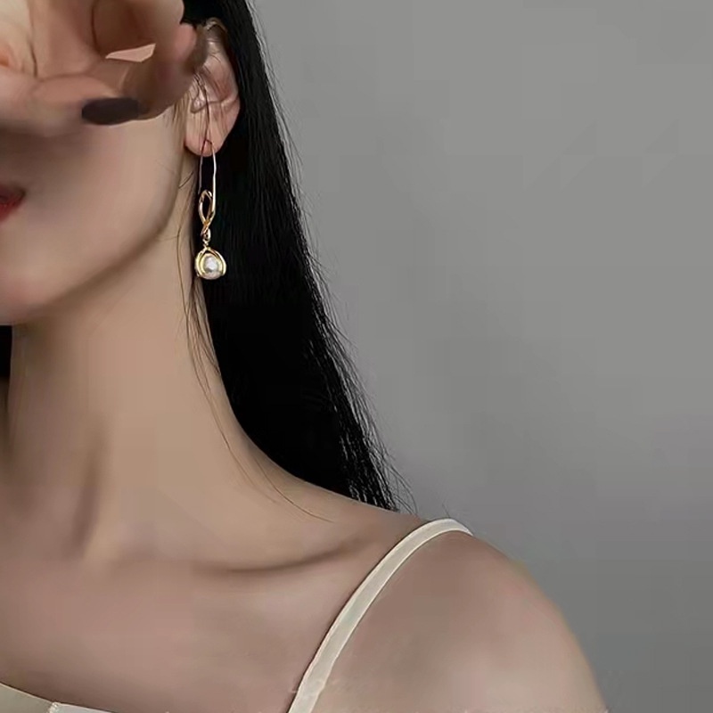 Anting Mutiara Model Twisted Lines Untuk Wanita