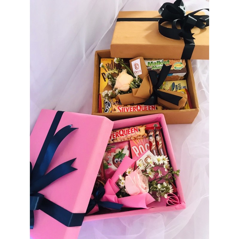 

hampers valentine isi bunga cokelat dan snack free kartu ucapan hampers kado hampers nikah hampers bunga