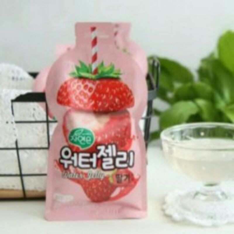 

woongjin zaiyeonun water jello stawberry 100 ml - minuman jelly rasa stoberry