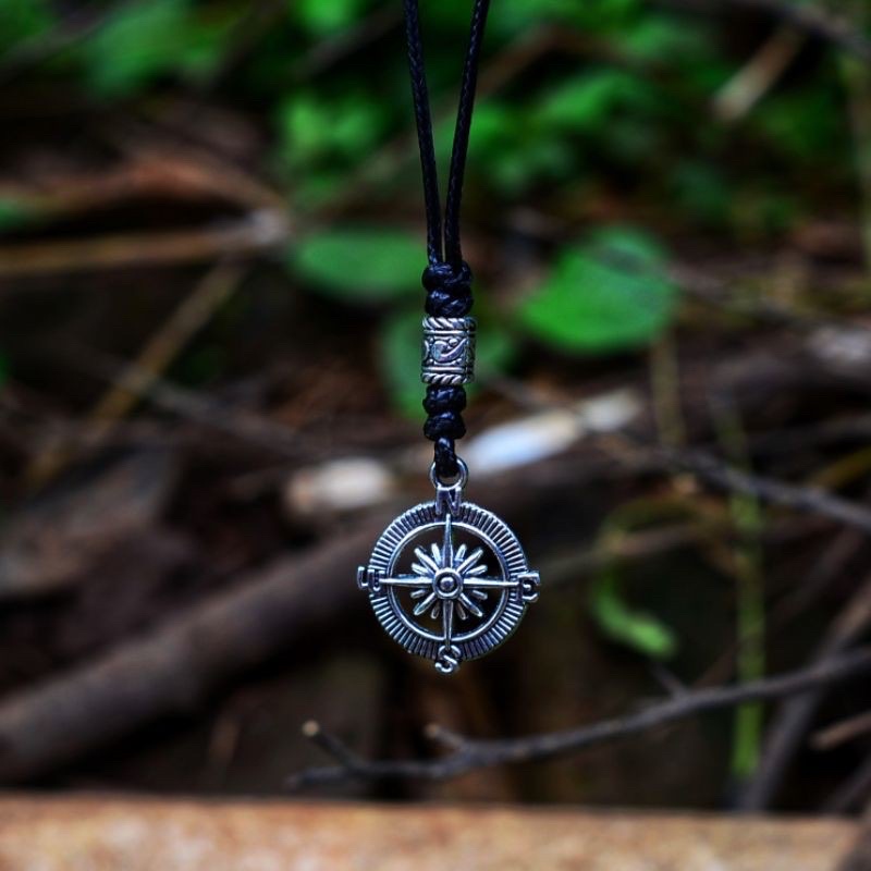 Kalung Titanium Pria Keren Bandul Kompas Premium perak