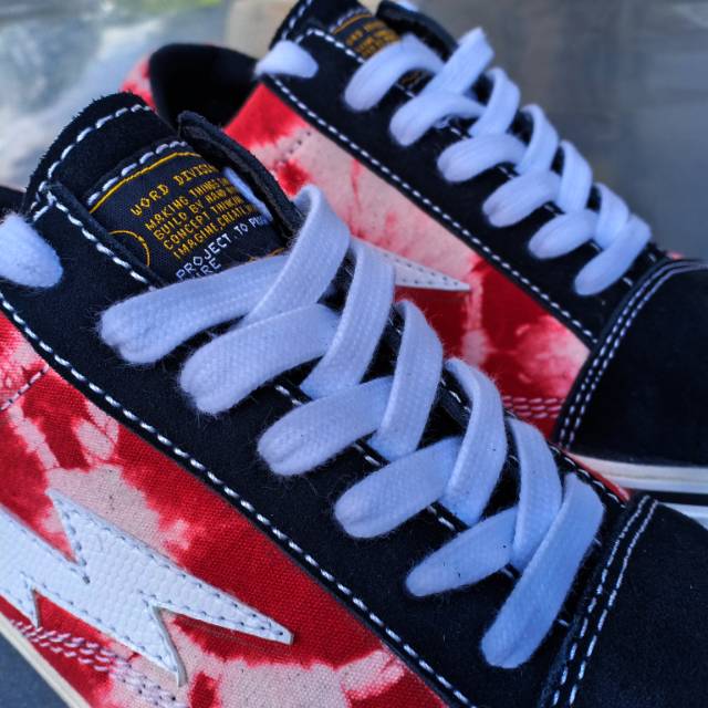 Sepatu Word Division Blood Tyed