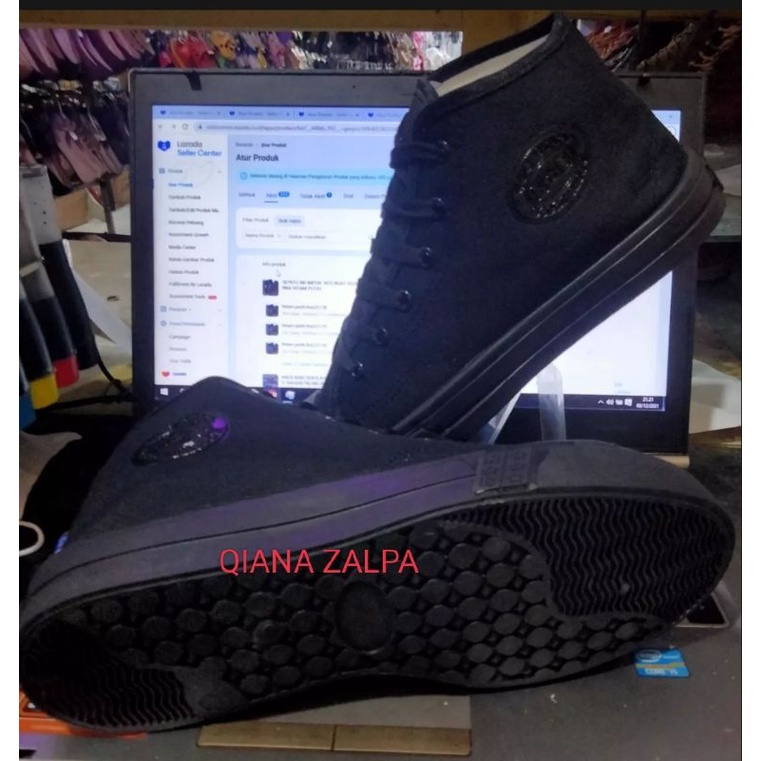 sepatu terlaris hitam polos. sepatu sekolah. terbuat dari bahan camvas ali