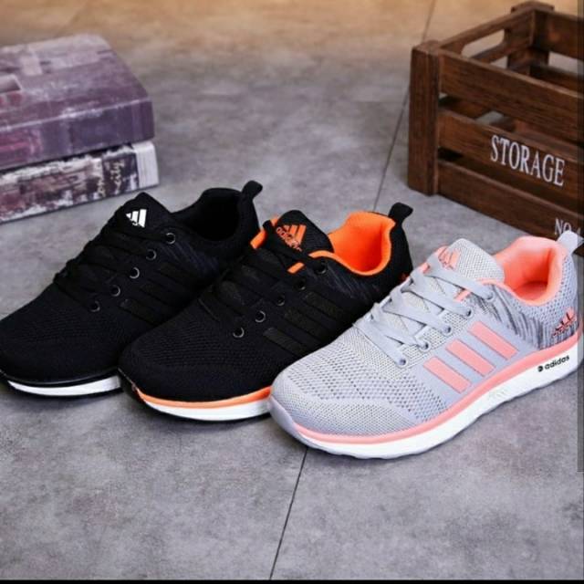 Sepatu sport adidas