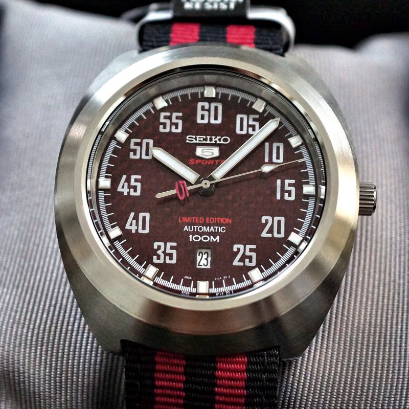 Seiko 5 Sports SRPA87K1 Retro Red Dial - Jam Tangan Pria SRPA87